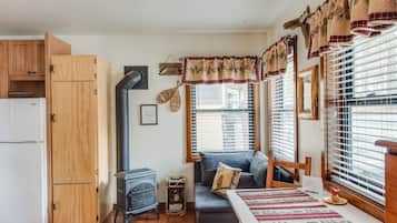 Standard Room, 1 Queen Bed (Classic Studio - Mountainside) | In-room dining