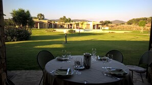 供應午餐和晚餐，地區料理，露天餐廳