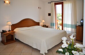 Habitación doble, balcón | Minibar, caja fuerte, escritorio y wifi gratis