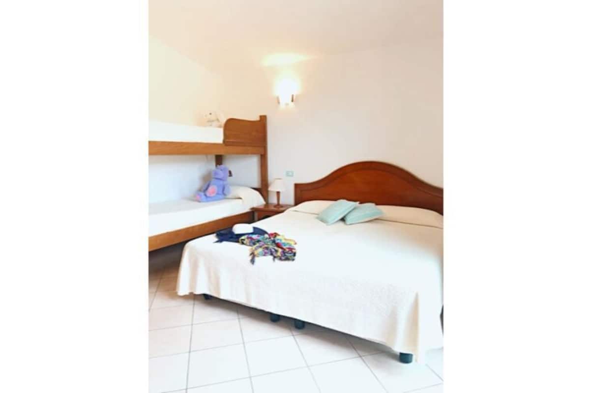 Family Room | Minibar, in-room safe, desk, free WiFi