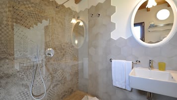 Douche, articles de toilette gratuits, sĂšche-cheveux, bidet