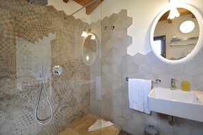 淋浴設備、免費盥洗用品、吹風機、坐浴桶