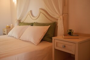 ห้องดับเบิลหรือทวิน, ลานระเบียง, วิวสวน | มินิบาร์, ตู้นิรภัยในห้องพัก, โต๊ะทำงาน, Wi-Fi ฟรี