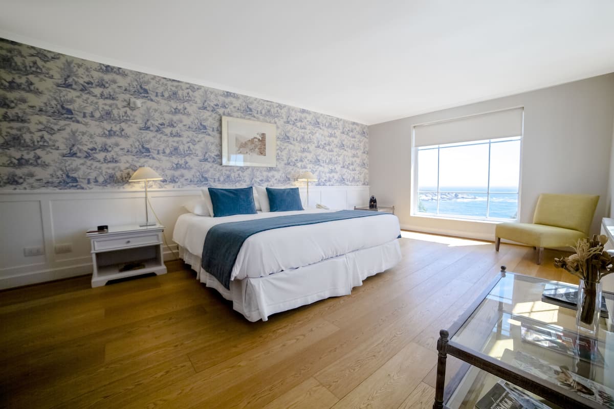 Junior Suite | Minibar, in-room safe