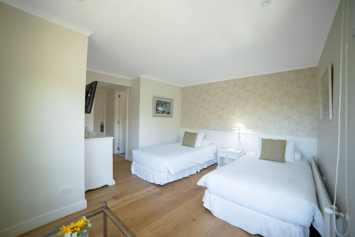 Executive Twin Room | Minibar, in-room safe