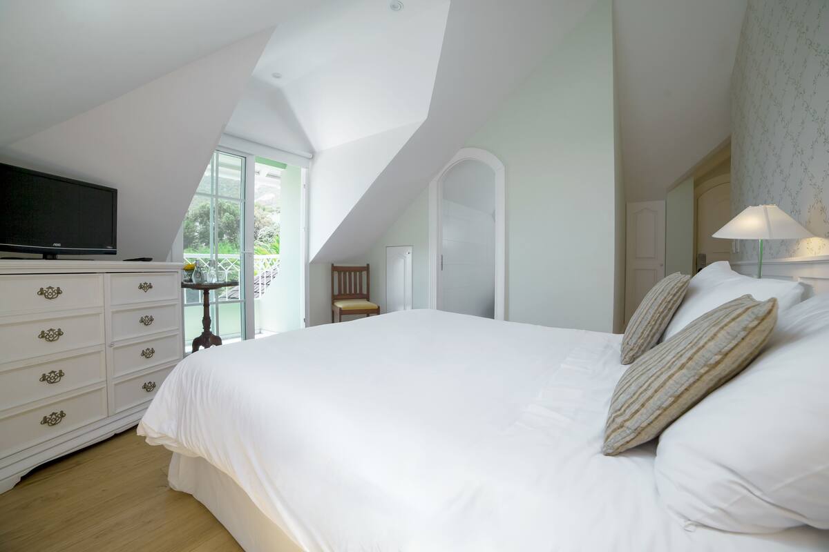 Standard Double Room | Minibar, in-room safe