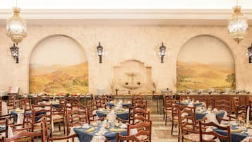 Serveert ontbijt, lunch, diner, Mexicaanse gerechten