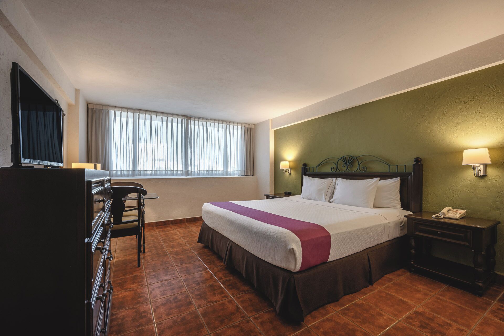 Superior Room, 1 King Bed | Premium bedding, in-room safe, desk, iron/ironing board