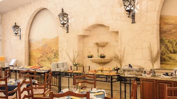 Daily buffet breakfast (MXN 330 per person)