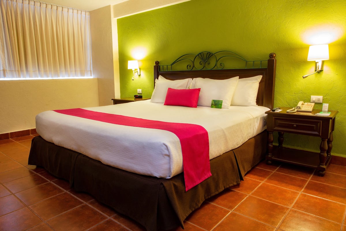 Habitación superior, 1 cama King size | Ropa de cama de alta calidad y caja de seguridad en la habitación