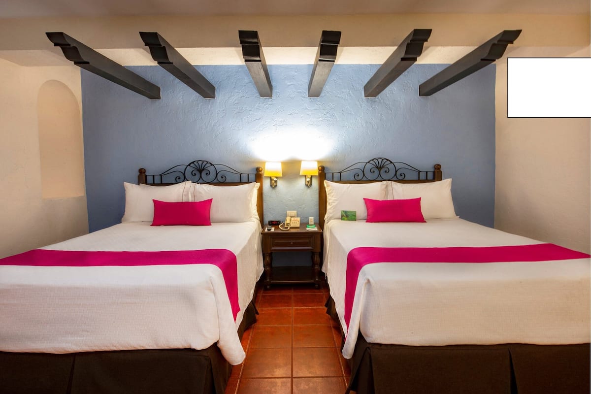 Suite junior, 2 camas matrimoniales | Ropa de cama de alta calidad y caja de seguridad en la habitación