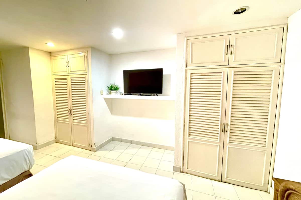 suite | in-room safe, iron/ironing board, free wifi, bed sheets