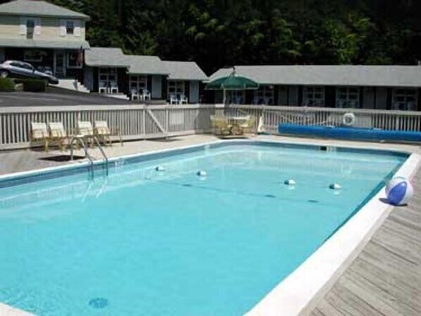 En säsongsöppen utomhuspool