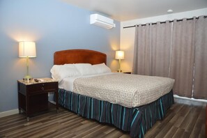 Suíte família, várias camas | Escrivaninha, Wi-Fi de cortesia, roupa de cama