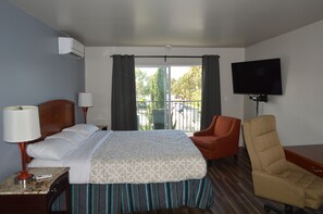 Family Suite, Multiple Beds | Desk, free WiFi, bed sheets - Glass Slipper Inn - Stanford Palo Alto (Palo Alto)