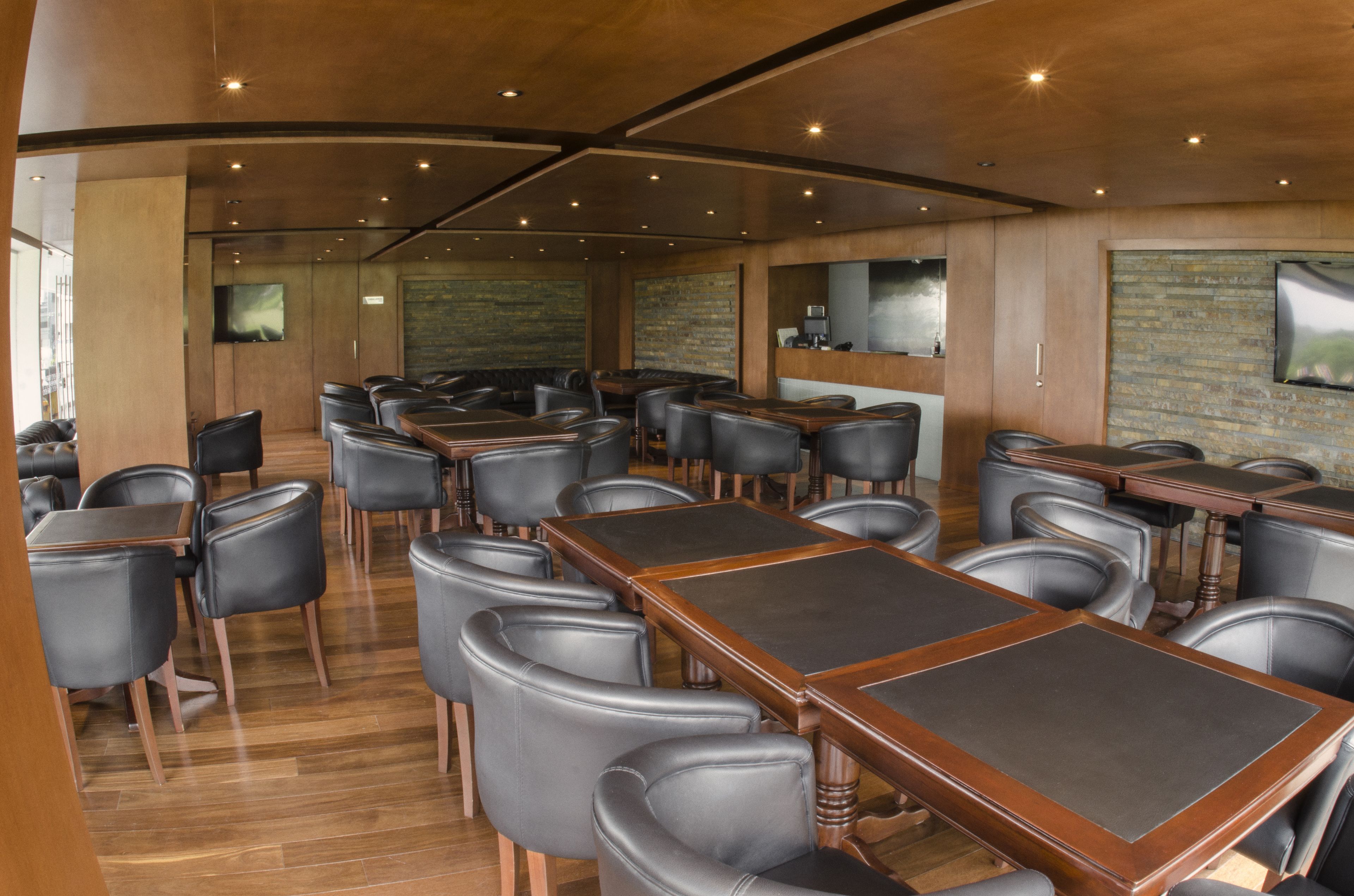 2 bars/lounges, poolside bar