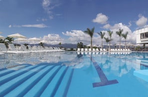 2 outdoor pools
