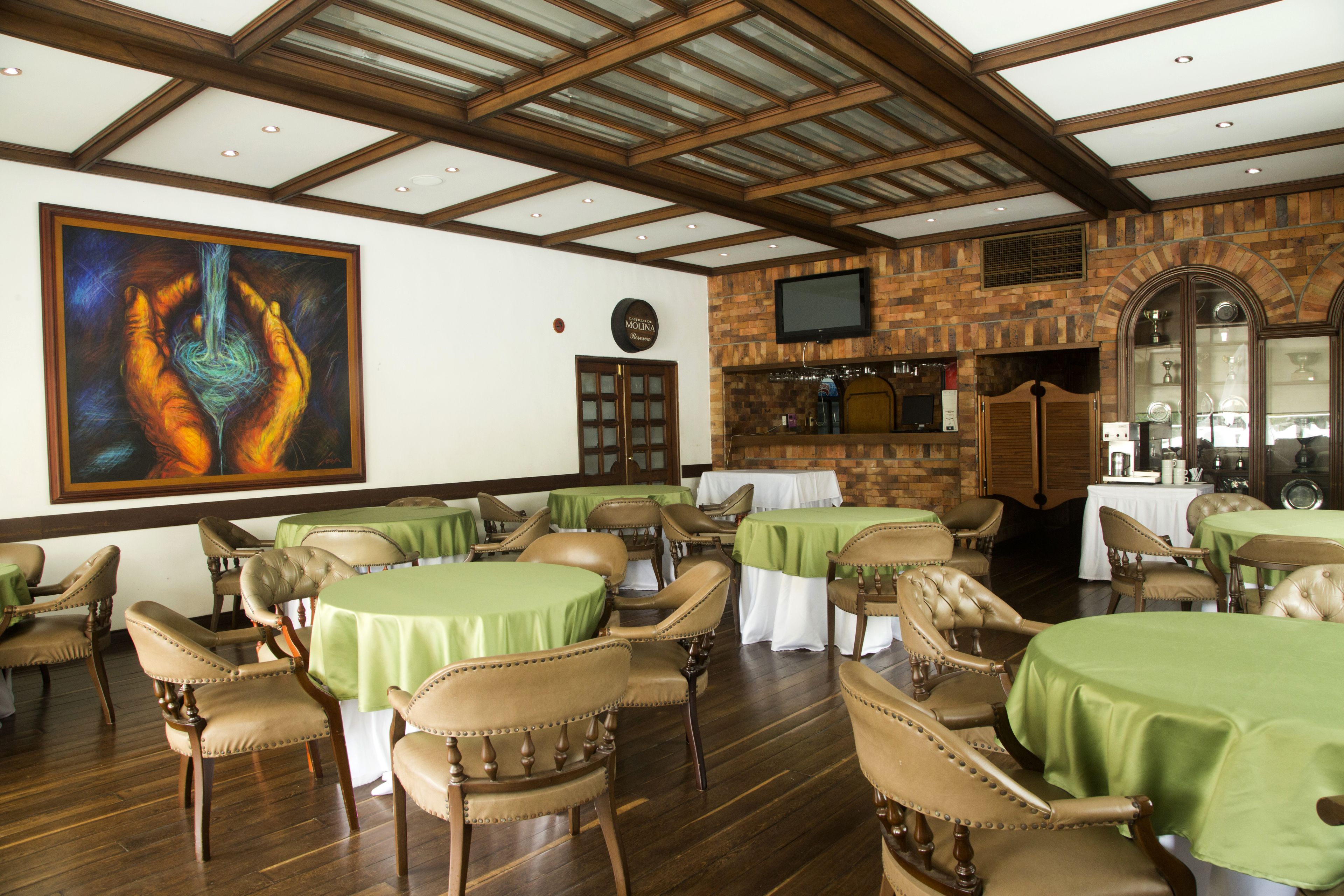 2 bars/lounges, poolside bar