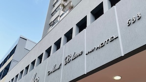 A building with a sign for 'Blanc Boutique Hotel'. - Mont Blanc Nova Iguaçu (Nova Iguaçu)