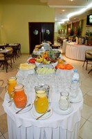 Café da manhã com buffet grátis todos os dias