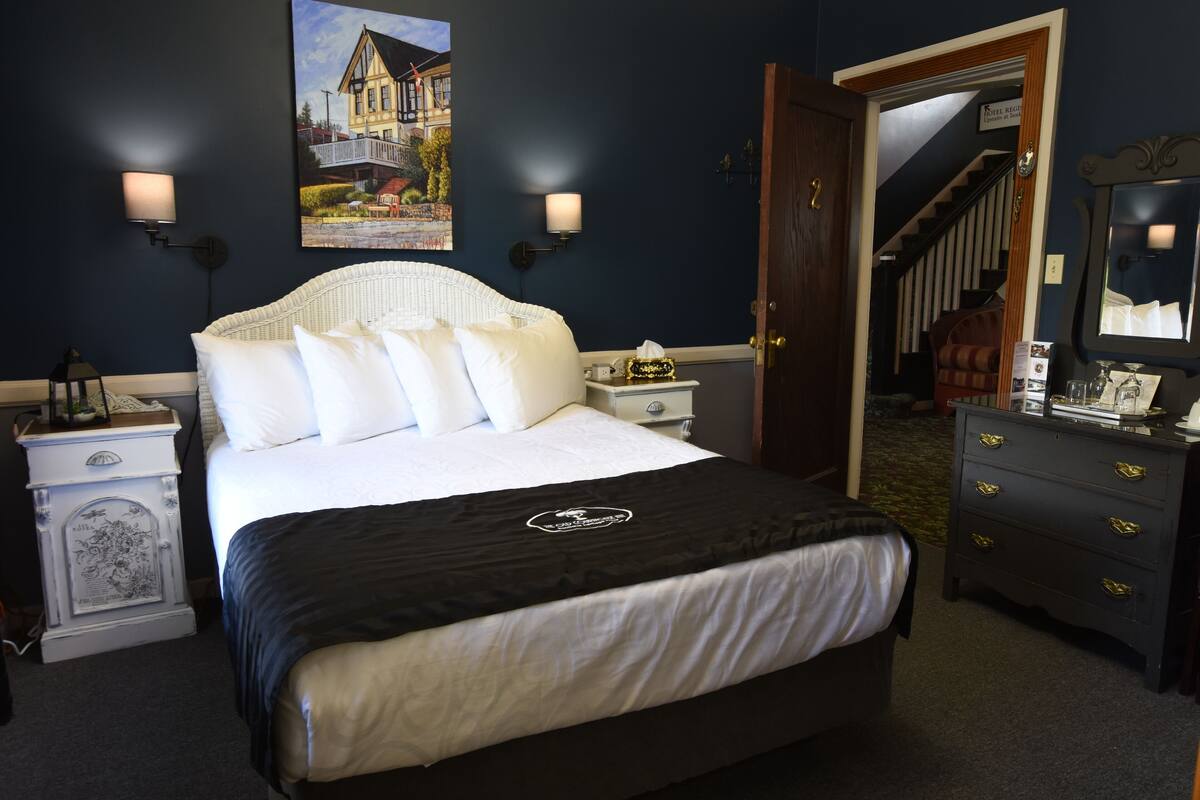 deluxe room, 1 queen bed, partial sea view, slope side | egyptian cotton sheets, premium bedding, down duvets, pillow-top beds