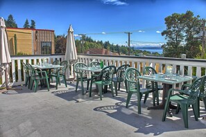 Breakfast, brunch served; American cuisine, ocean views  - The Old Courthouse Inn (Powell River)