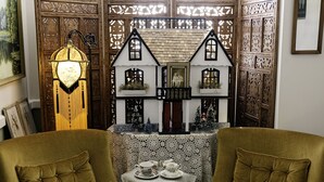 Hallway - The Old Courthouse Inn (Powell River)