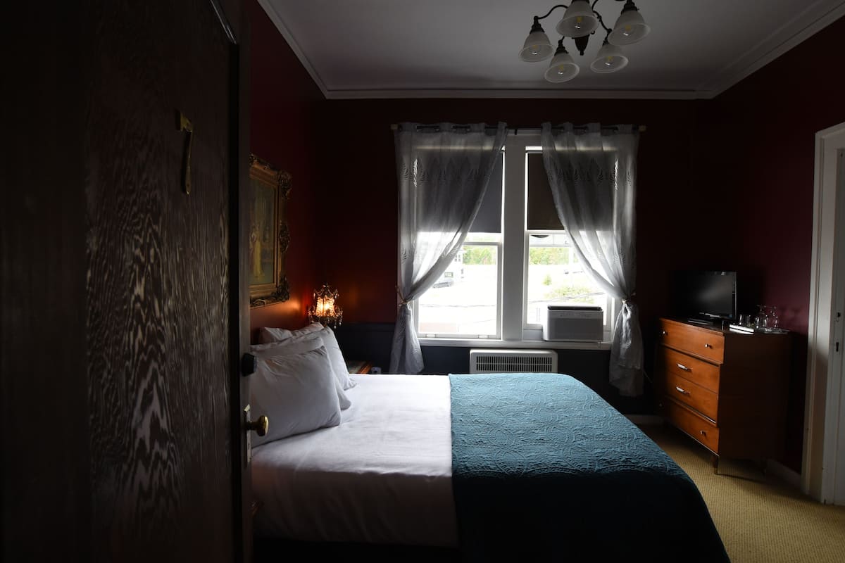superior room, 1 queen bed, non smoking, ensuite | egyptian cotton sheets, premium bedding, down duvets, pillow-top beds