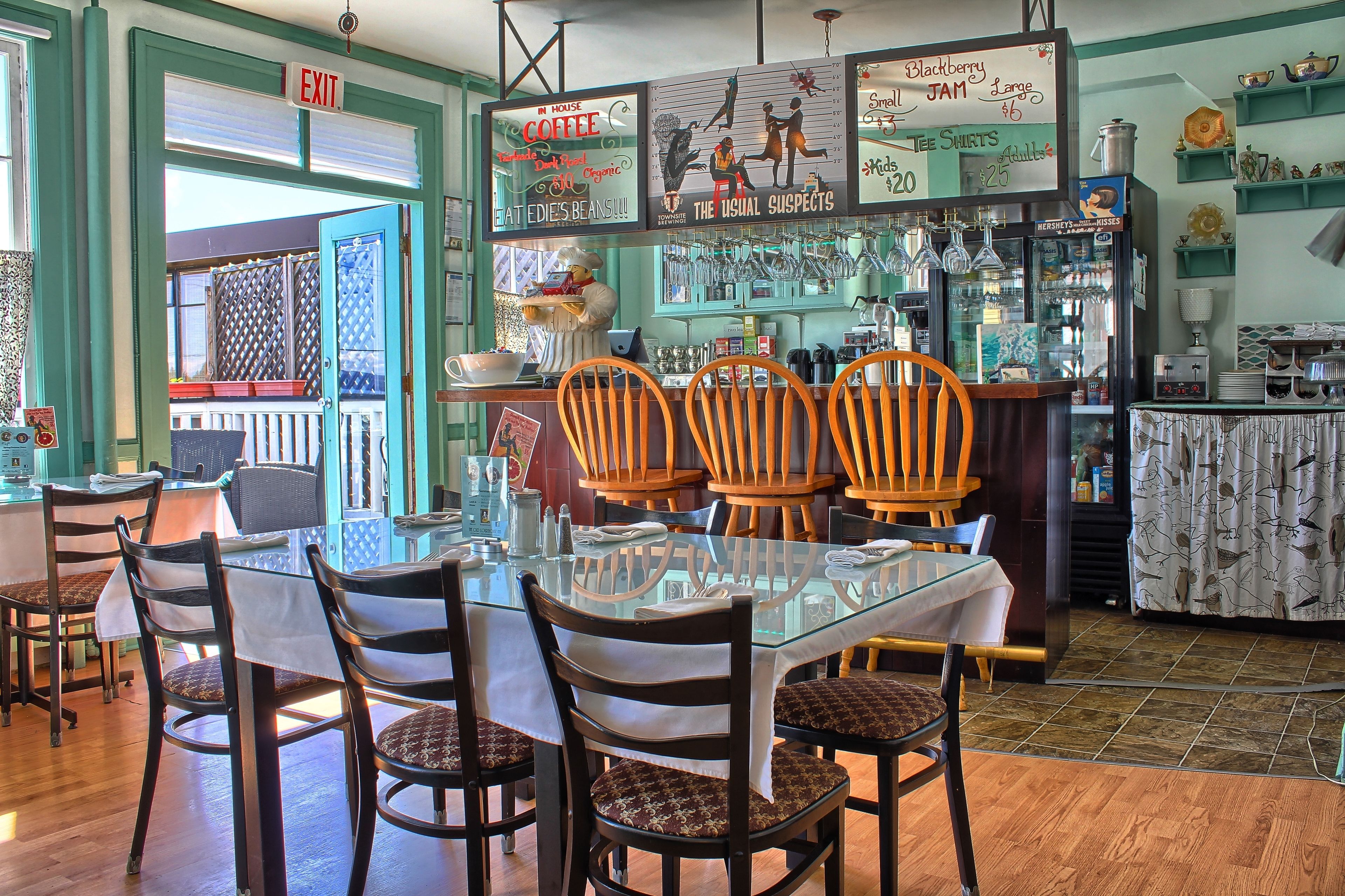 Frukost och brunch serveras, med utsikt mot havet 