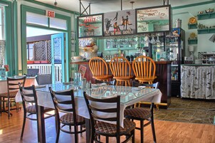 Se sirven desayunos y brunches; cocina americana; con vista al mar