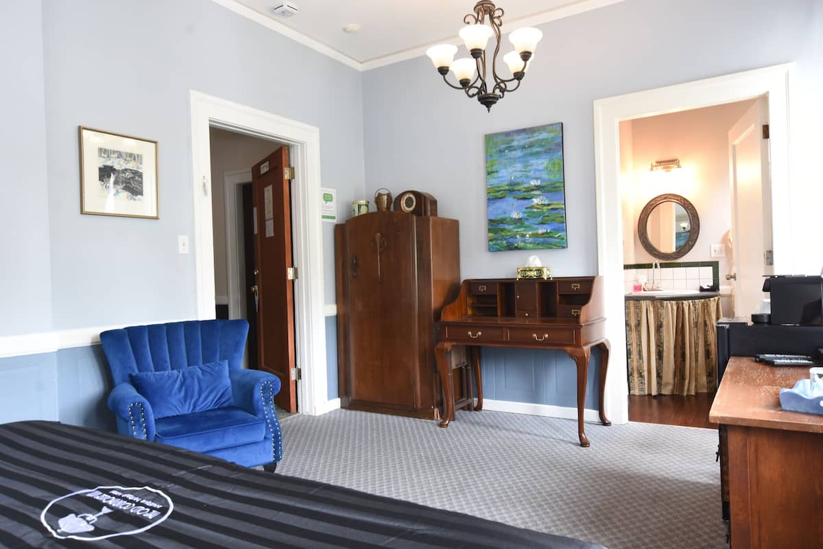 Deluxe Room, 1 King Bed, Refrigerator, City View | Egyptian cotton sheets, premium bedding, down comforters, pillowtop beds