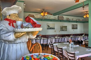 Breakfast, brunch served; American cuisine, ocean views  - The Old Courthouse Inn (Powell River)