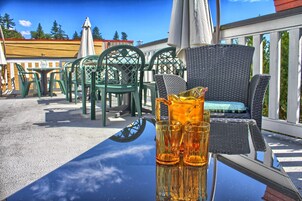 供应早餐和早午餐，美洲菜，海景