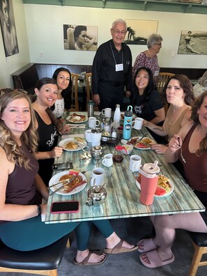 فطور مطهو حسب الطلب مجانًا يوميًا