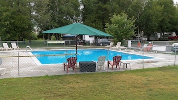 Una piscina al aire libre de temporada
