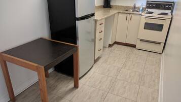 Deluxe Double Room | Private kitchen | Microwave