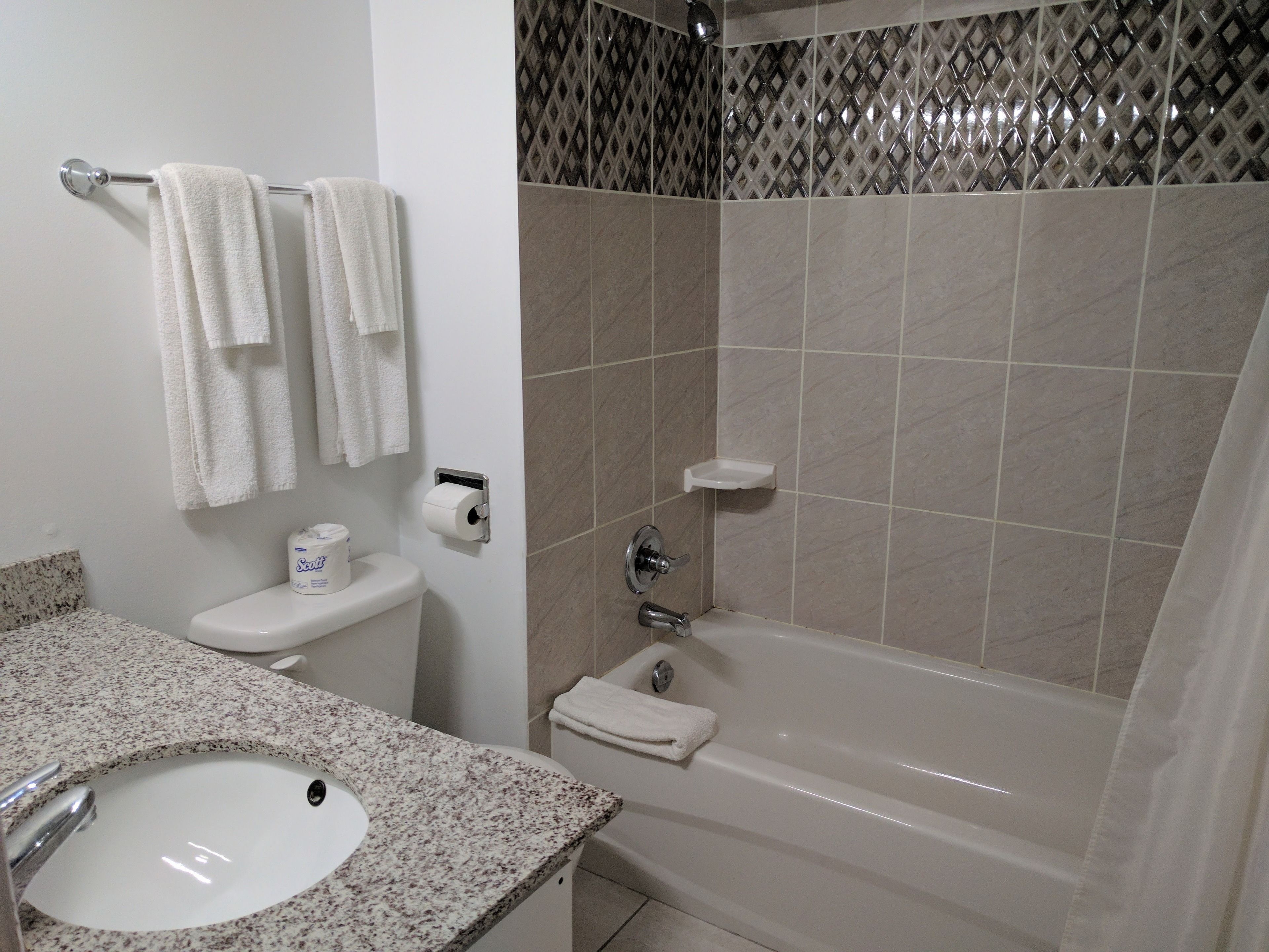 Combined shower/tub, hair dryer, towels