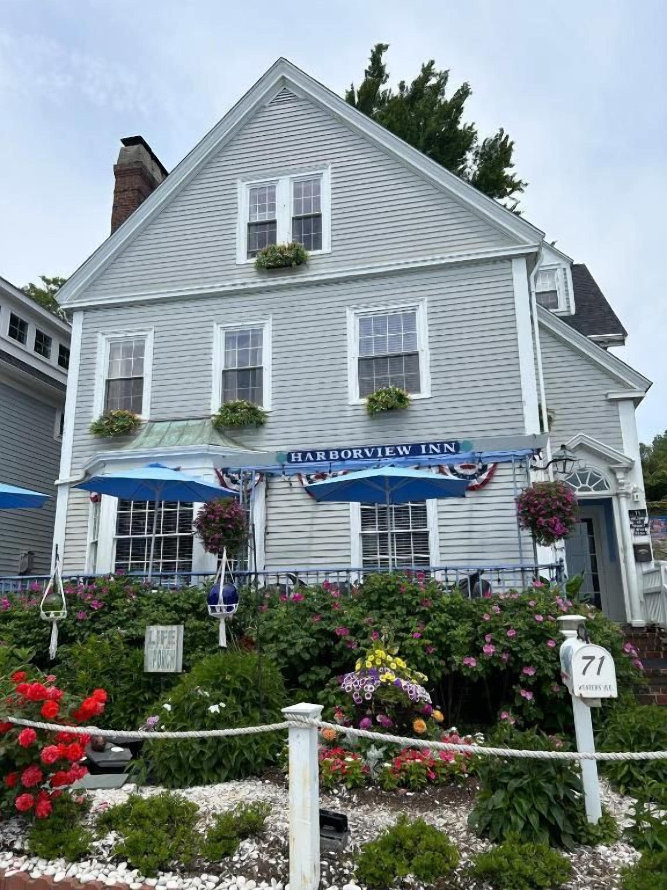 Un edificio de dos plantas con un letrero que dice 'Harborview Inn'.