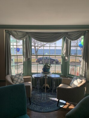 32-inch TV with cable channels, Netflix, printers - Harborview Inn (Gloucester)