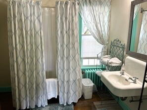 Free toiletries, hair dryer, towels - Harborview Inn (Gloucester)