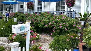 A hotel with a sign reading "Harborview Inn" and a mailbox labeled "Vacancy". - Harborview Inn (Gloucester)