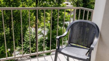 Escritorio, espacio para trabajar con un portátil, cortinas opacas