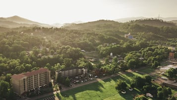 Vista aérea de un campus con estacionamiento, edificios y follaje circundante.