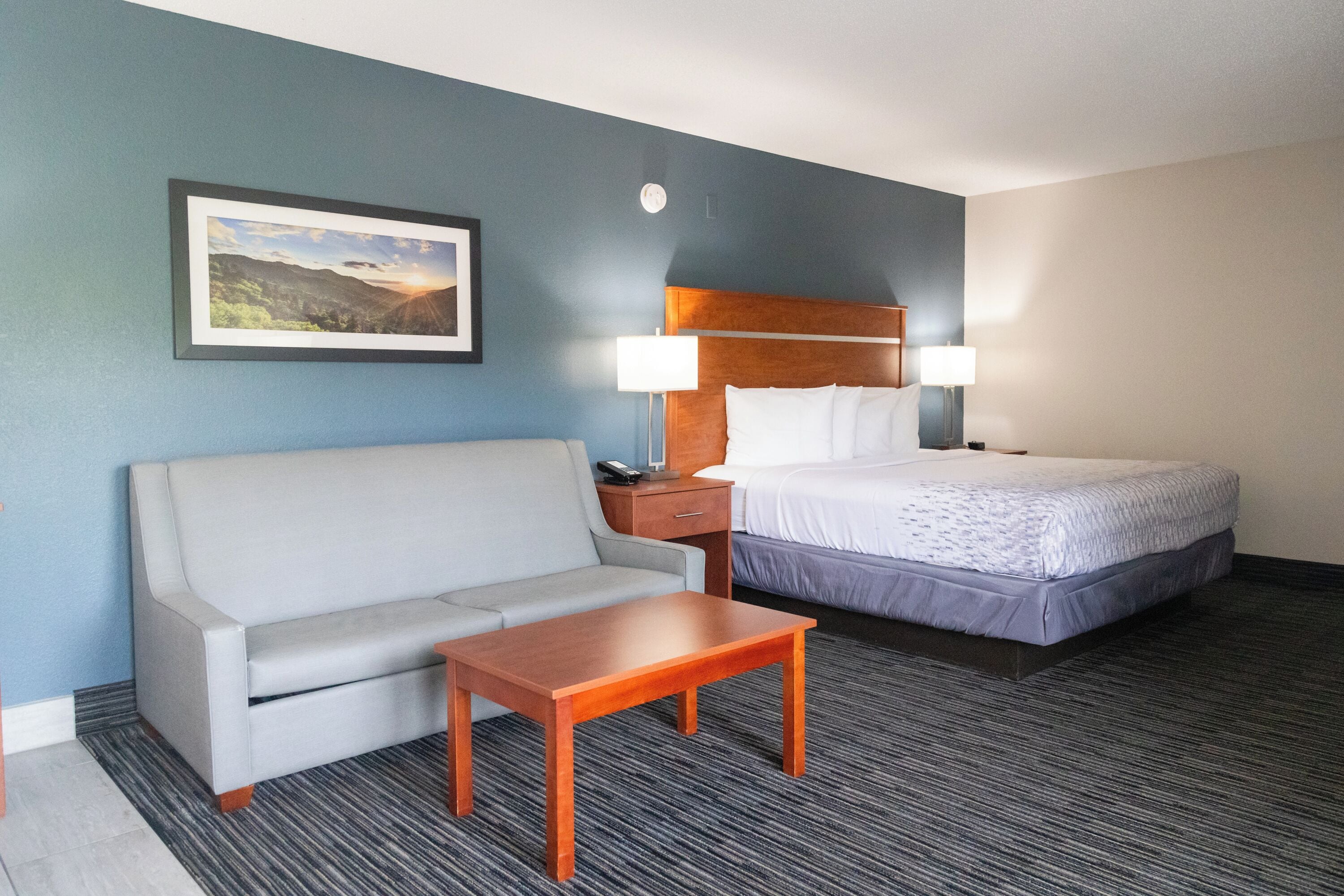 Newly Renovated 1 King Bed with Sofa bed, Fireplace, Jetted Tub, Private Balcony on River | Bureau, espace de travail pour ordinateur portable, rideaux occultants