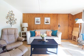 Individually decorated, individually furnished, blackout drapes - Timberholm Inn (Stowe)