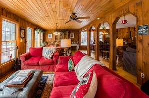 33-inch Smart TV with digital channels, streaming services - Timberholm Inn (Stowe)