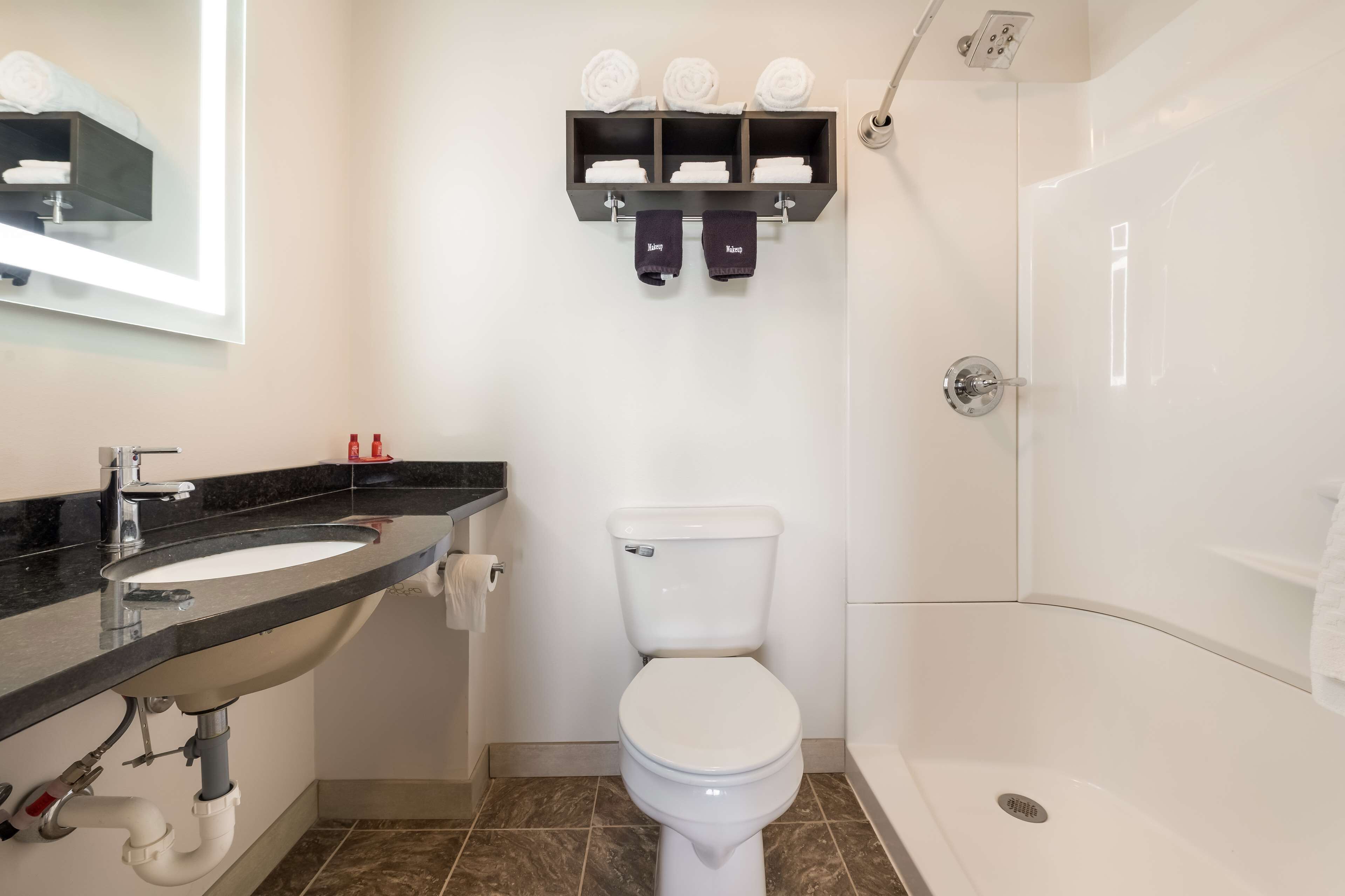 Combined shower/tub, free toiletries, hair dryer, towels