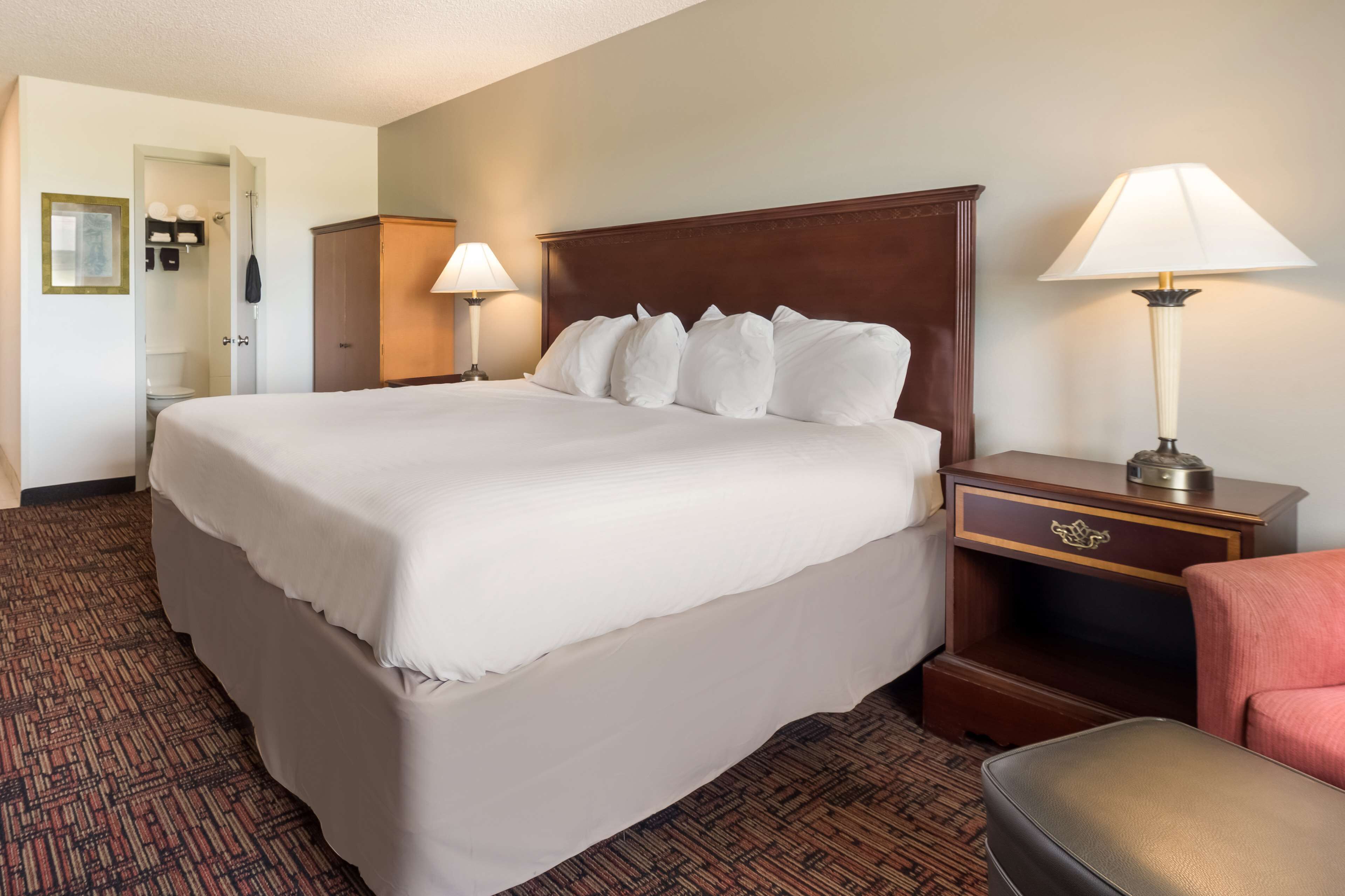 Standard Room, 1 King Bed, Non Smoking, Refrigerator & Microwave | Premium bedding, individually decorated, individually furnished