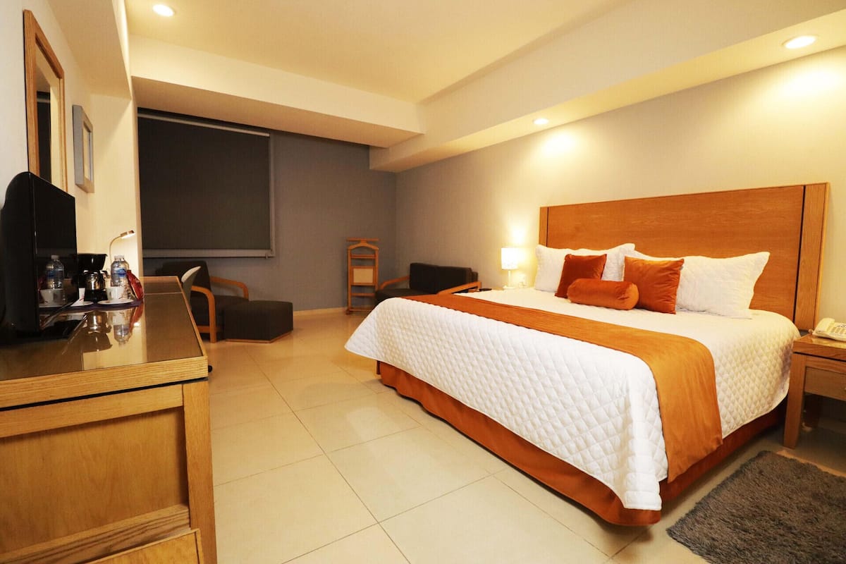 1 habitación, caja de seguridad en la habitación y escritorio