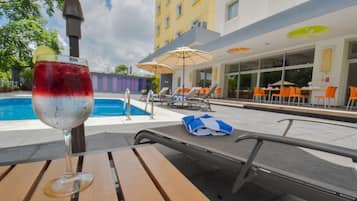 Kolam renang outdoor, dengan kursi berjemur